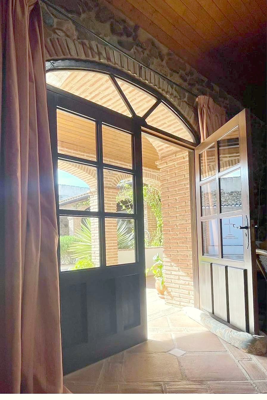 Glazed door open onto the colonnade